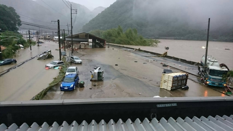 JR備中広瀬駅周辺の様子。河川が氾濫するなどしてタンクローリーや車が流された(高梁市観光協会提供)