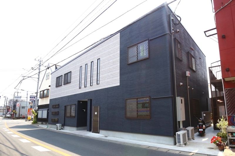 福岡・天神から電車で34分、駅から徒歩1分の好立地。オートドアロック、防犯カメラと、女性に安心なセキュリティも充実(筆者撮影)