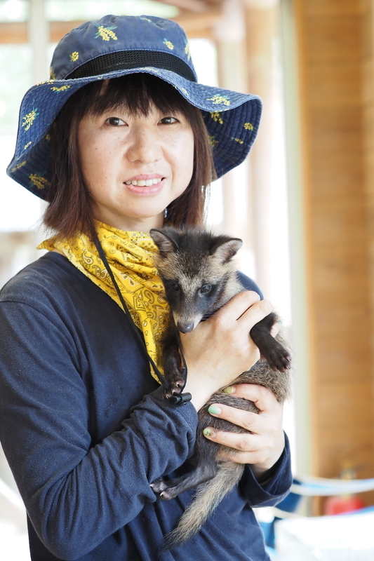 はなちゃんをだっこする山根さん(23日、筆者撮影)