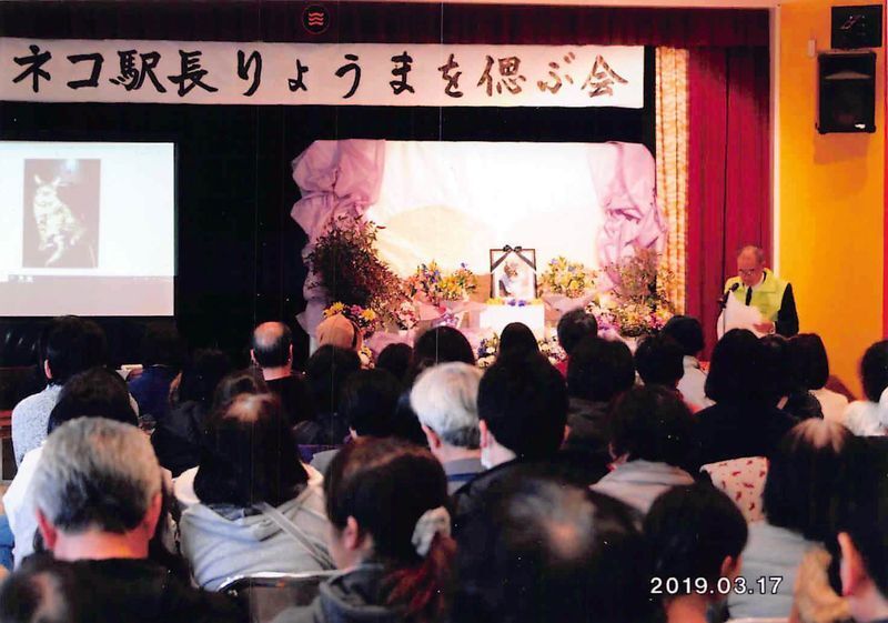 1ヶ月後、地元公民館で行われたりょうまを偲ぶ会の様子。約130人が出席し、会場からはすすり泣く声も(中原さん提供)