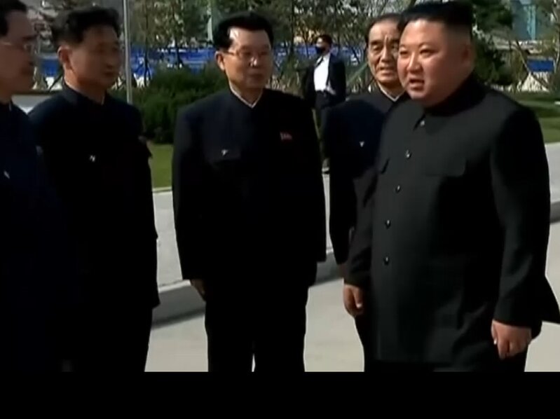 金委員長を出迎える朴泰成氏（左端）と金徳訓氏（左から２人目）＝朝鮮中央テレビより