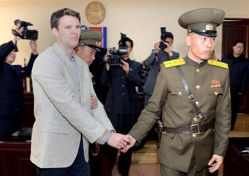 北朝鮮で2016年３月16日、労働教化刑の判決を言い渡され、連行されるワームビア氏（朝鮮中央通信よりキャプチャー）