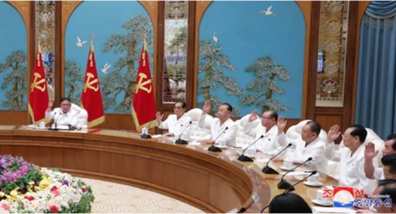党会議では幹部の大半が真っ白なジャケットを着用している＝「朝鮮の今日」より筆者キャプチャー