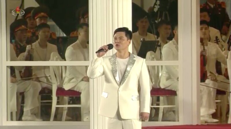国歌「愛国歌」を独唱する北朝鮮歌手＝朝鮮中央テレビよりキャプチャー