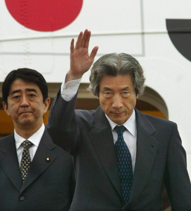2002年9月17日、平壌に向けて出発する当時の小泉純一郎首相と安倍晋三内閣官房副長官