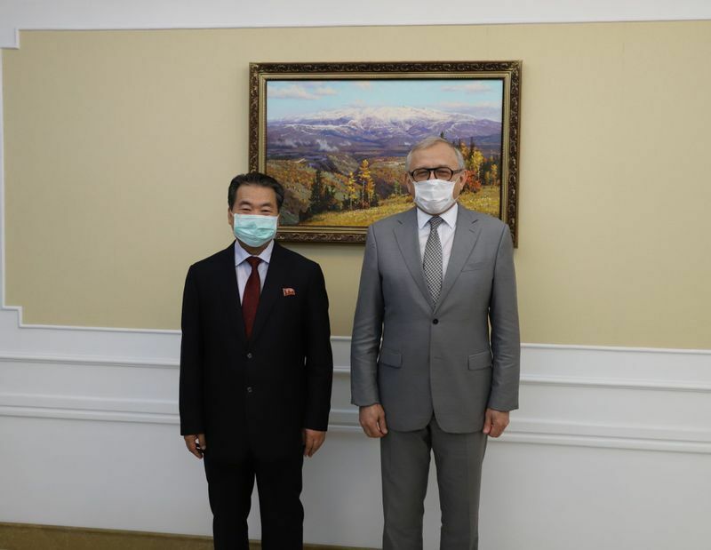 14日、ロシアのマツェゴラ駐北朝鮮大使（右）と北朝鮮の任天一外務次官（在北朝鮮ロシア大使館の公式Facebookキャプチャー）