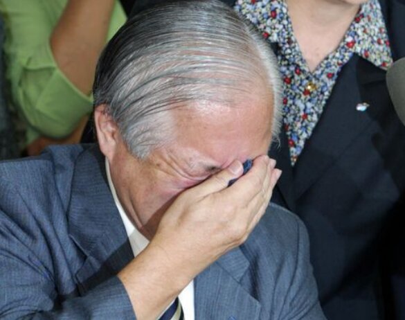 2002年9月17日、日朝首脳会談を受けた記者会見で涙を流す横田滋さん（写真:ロイター/アフロ）