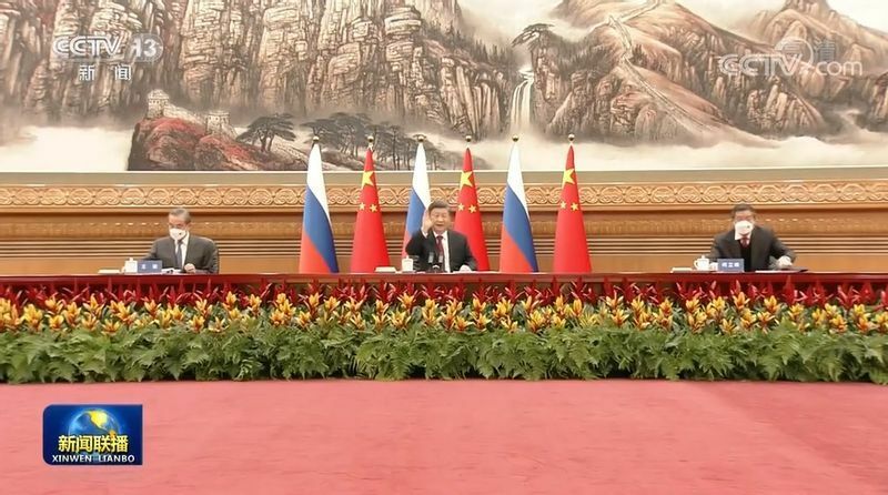 プーチン露大統領に向かって手を振る中国の習近平国家主席（中国中央テレビのホームページより筆者キャプチャー）