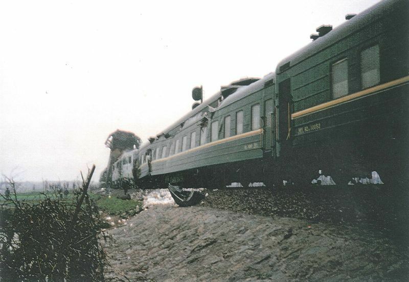 上海列車事故の現場。高知学芸高の生徒らが乗った311号列車の2号車（右から2両目）に3号車が食い込んでいるのがわかる。犠牲者はこの2号車に集中した（遺族提供）