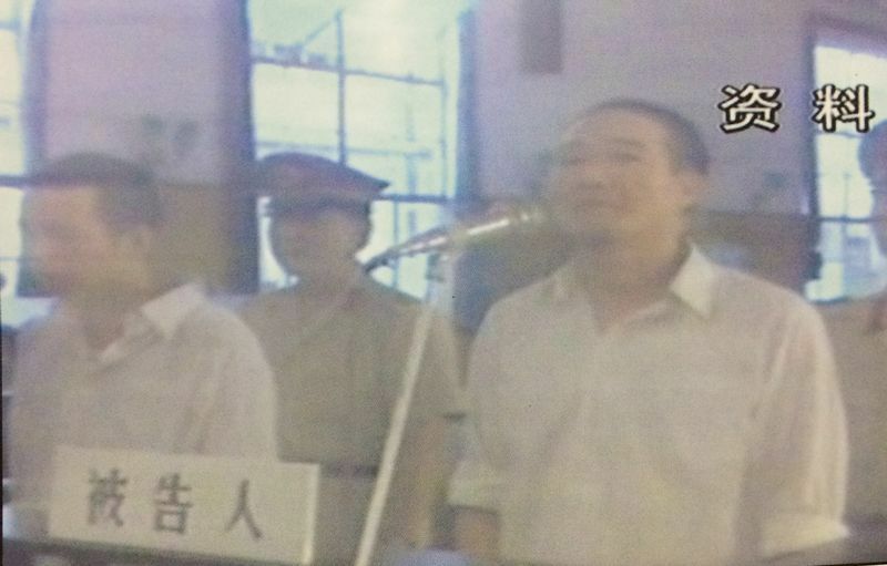 上海鉄路運輸中級法院で裁判を受ける運転手（左）と運転助手（「鉄道典型的な事故事案の連環画　『機関車』編」より）