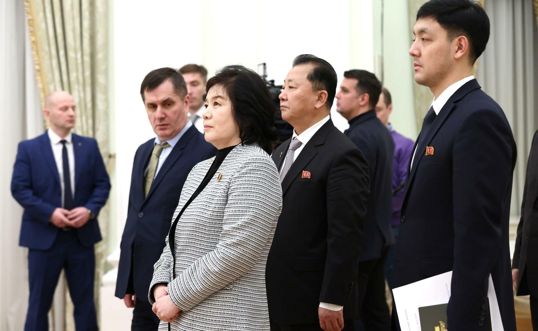 北朝鮮のロシア語要員（右端）が左手に持つ「宇宙技術分野における視察場所リスト」とみられる資料＝大統領府HPより