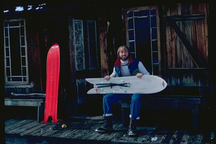1979年に製作されたボードとトム・シムス氏（写真提供:SIMS SNOWBOARDS）