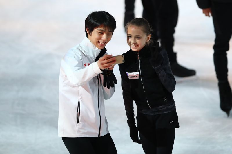 ワリエワと写真を撮る羽生、ロシア女子選手のジャンプも研究しているという