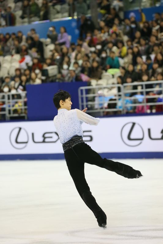 羽生のアクセルは右足をしっかりと振り上げて跳びあがる