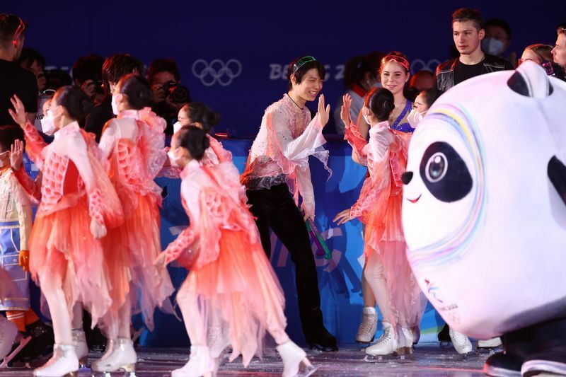 北京五輪のエキシビションで、中国のスケーター達とハイタッチ