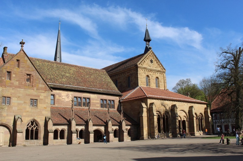 マウルブロン修道院はハイデルベルクとシュトゥットガルトの中間地点にあります