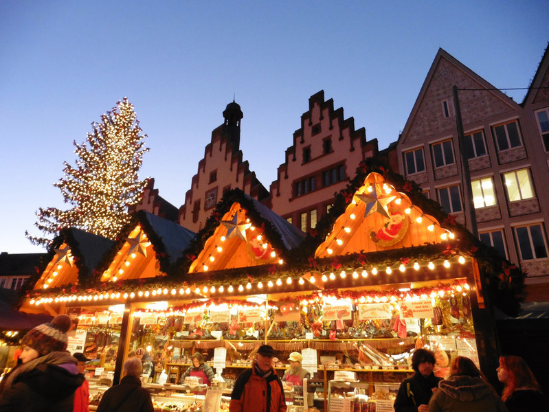 あたりが暗くなり始めるとクリスマスマーケットは人で一杯になる･フランクフルトにて
