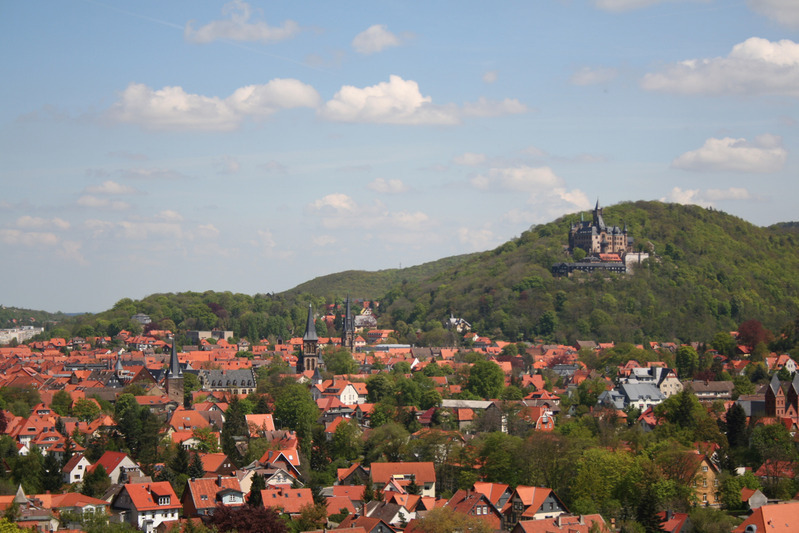 ヴェルニゲローデ城は街のどこからでも見える（ｃ）wernigerode tourismus