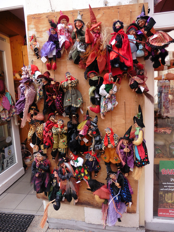 一年中、街のいたるところで魔女の人形が販売されている