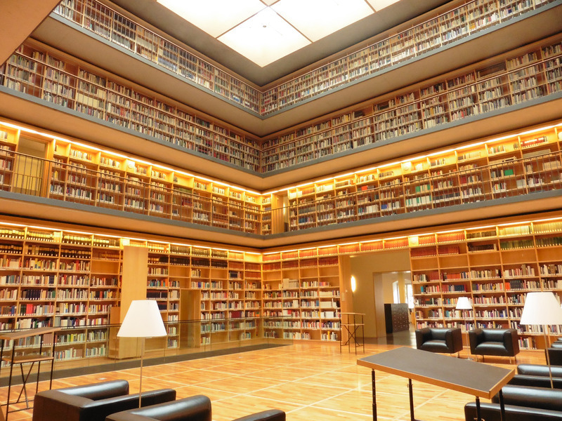 近代的なバウハウス大学図書館　（ｃ）norikospitznagel
