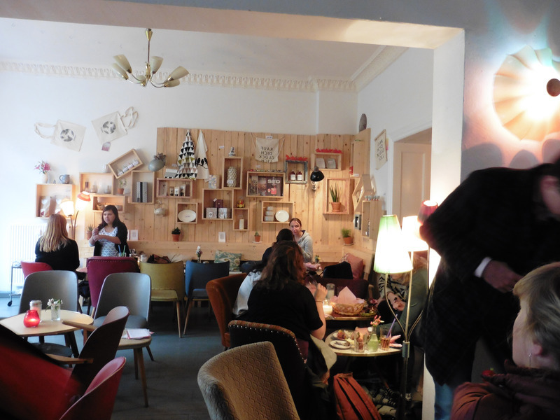 統一していないテーブルや椅子も見所のひとつ・旧東ベルリンのカフェにて