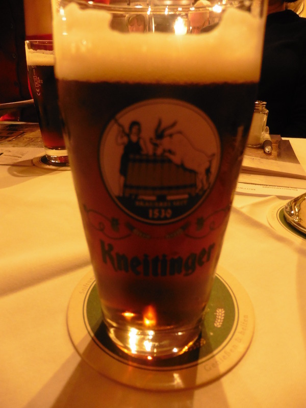 　地元ならではの黒ビールクナィティンガーに大満足(c)norikospitznagel