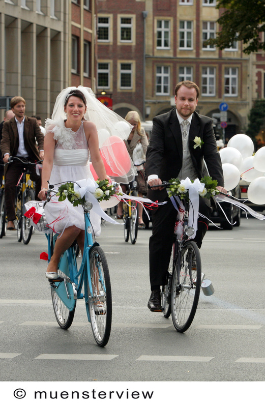 自転車で挙式に出向く新郎新婦はミュンスターならではかも（ｃ）Muensterview