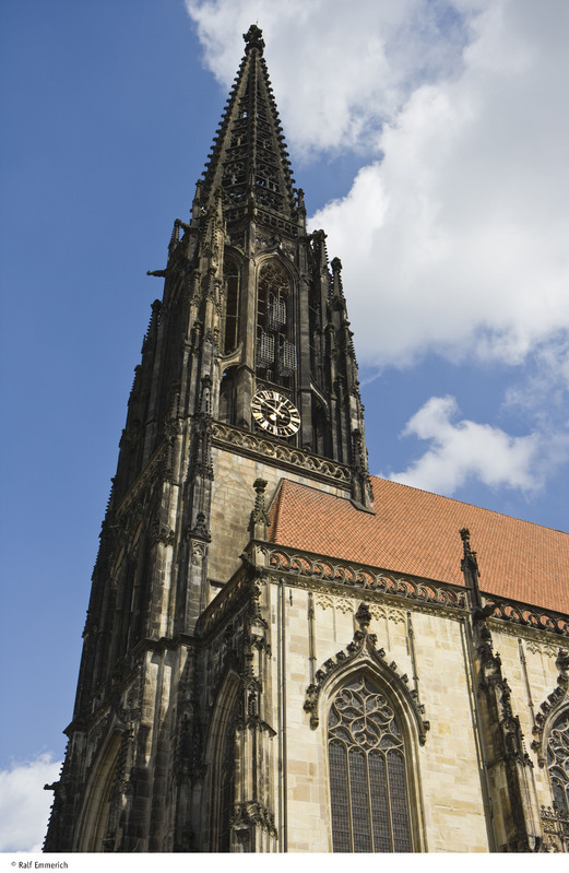 聖ランペルティ教会・時計の上部に見られる3つの鉄かごはオリジナル・画像Ralf Emmerich