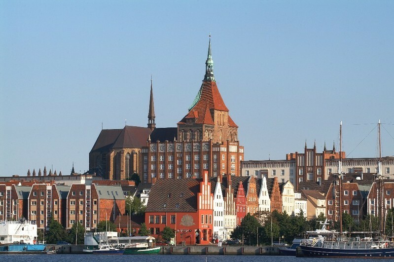 ヴァルノウ川沿岸から眺めるロストック旧市街・中ほどに見えるのはマリエン教会(C)Hansestadt Rostock _Fotoagentur Nordlicht