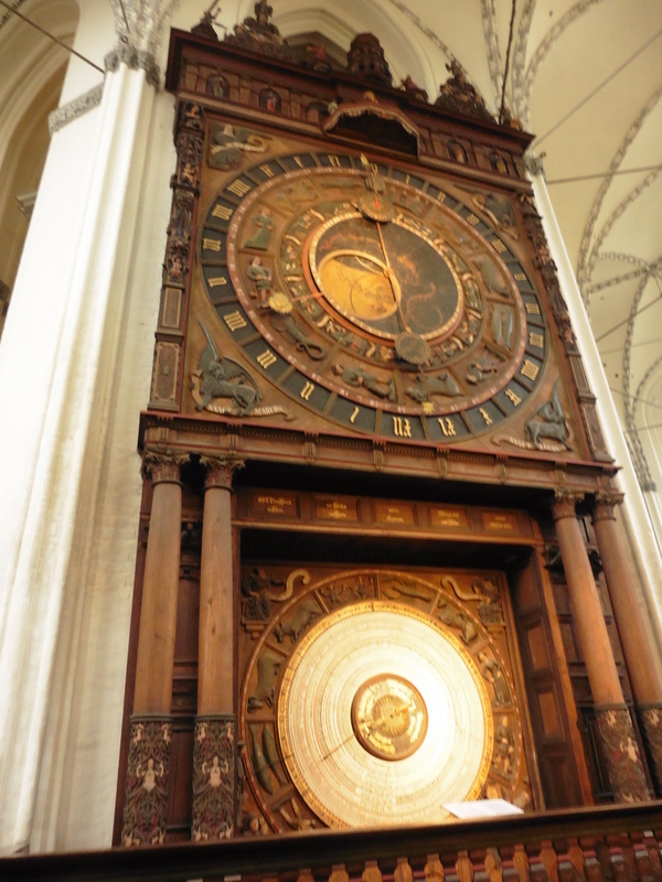 市中心部にあるマリエン教会堂内の中世天文時計は今も時を刻んでいる（ｃ）norikospitznagel