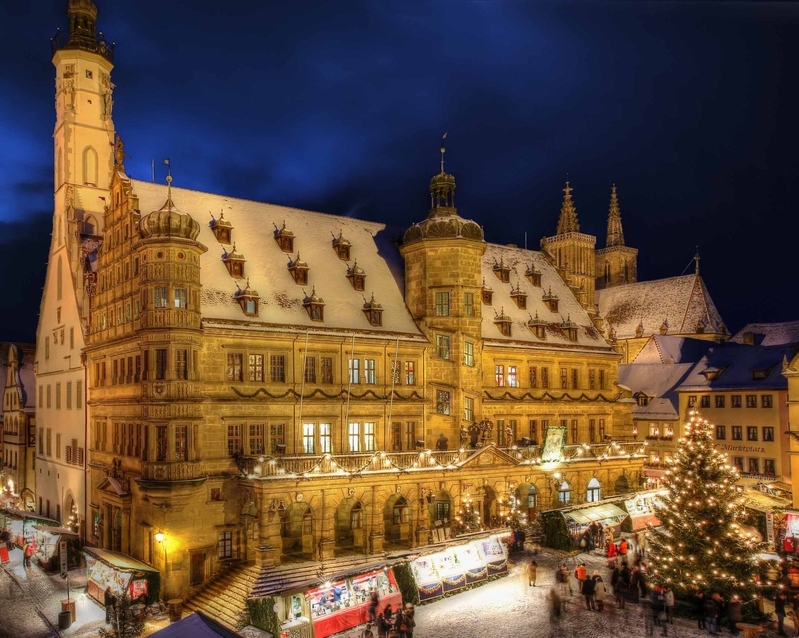 一度自分の目で確かめてみたい絵本の中にでてくるような市庁舎前のクリスマスマーケット・（ｃ）Rothenburg Tourismus Service, W.Pfitzinger