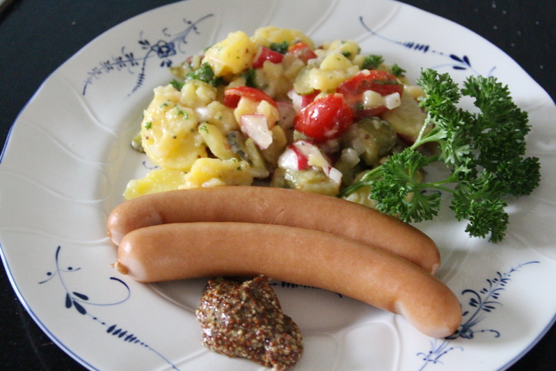 シンプルで美味しいポテトサラダとソーセージは準備も簡単で、主婦にもありがたい・筆者撮影