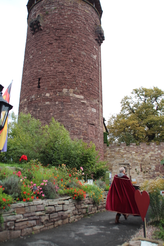 塔の右側にラプンツェルが垂らした髪の毛が見えます。その横を通るのは中世の騎士姿のガイドさん（筆者撮影）