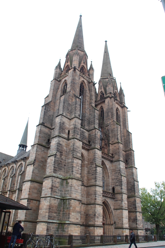 ケルン大聖堂の建築モデルとなった聖エリザベート教会全景。高さ８０メートルの２つの塔が目印（筆者撮影）。