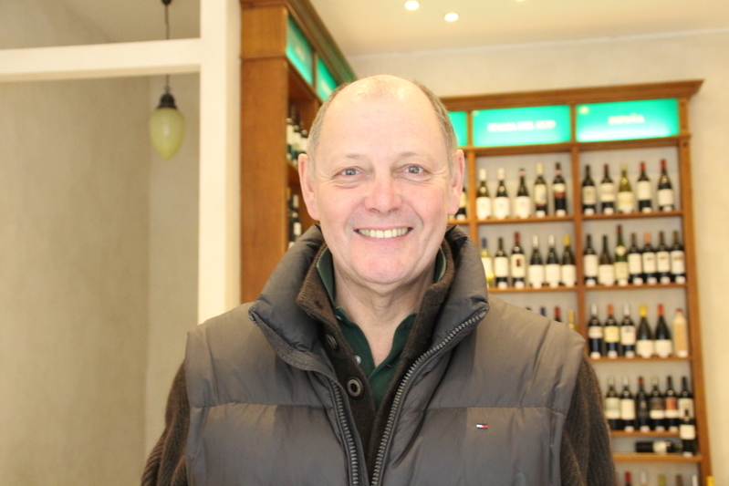 旧西側ベルリンでワイン店を開いて40年経ちましたと語るオーナーのゲオルク・マウアー氏（筆者撮影）