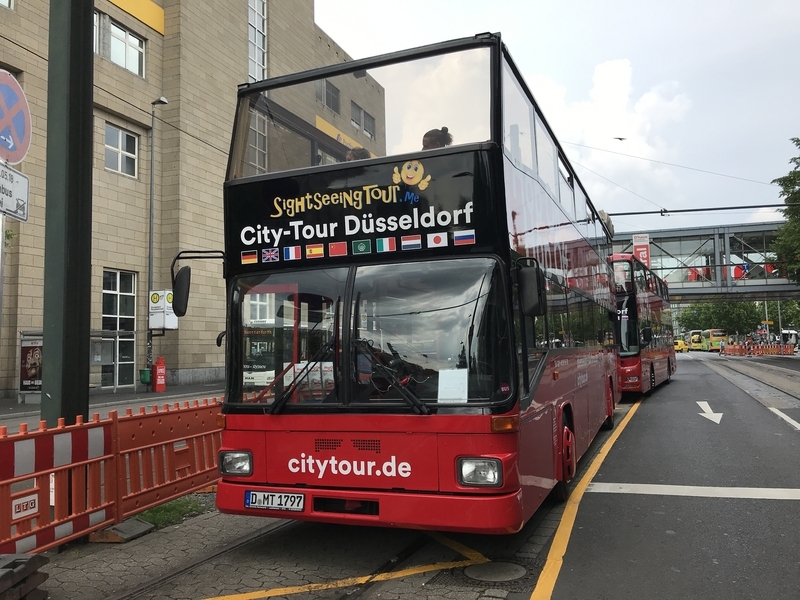 1時間で市内の主な観光スポットを見学できるとあって大好評の観光バス・ホップオンホップオフ
