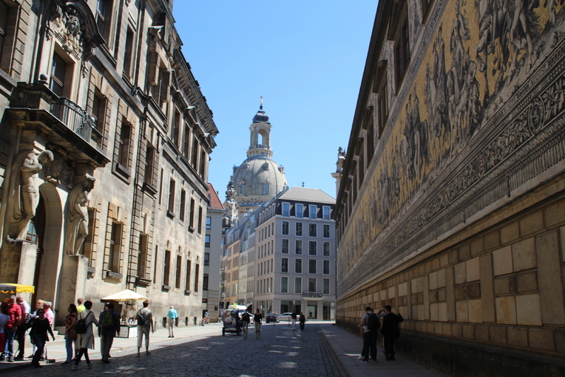 右側がドレスデン宮殿外壁にみられるドレスデンの歴史的人物を描いた「君主の行列」。中央にはフラウヱン教会が見える