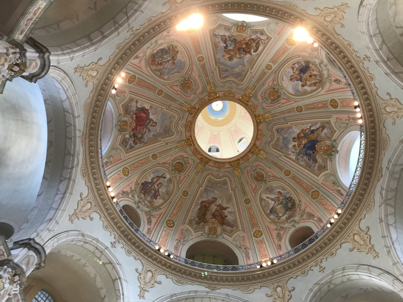 ドームの天井画・かつて訪問した時はまだ修復が完成していない中でコンサートを堪能した。今回フラウヱン教会内部に入ってみると、目を見張るほどの美しさに生まれ変わっていた