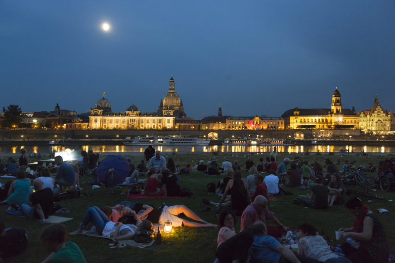新市街のエルベ河畔から眺めるライトアップされた旧市街の建造物にうっとり。夏の夜を過ごす人たちで大賑わい（ｃ）Dresden Marketing GmbH/Sven Doering