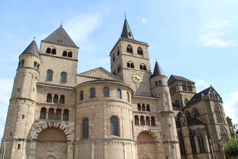 聖ベトロ大聖堂は、ドイツ最古の司教座教会・画像左側の建物は回廊で接続している聖母教会。こちらもお見逃しなく（ｃ）norikospitznagel