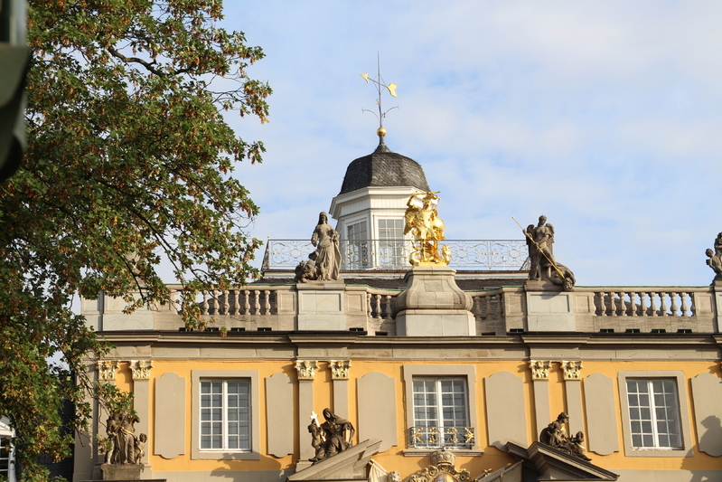 大学校舎はケルン選帝侯の宮殿だったという恵まれた環境だ（ｃ）norikospitznagel