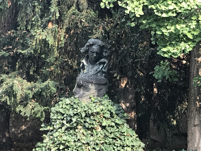 ベートーヴェンハウス中庭にある胸像の顔はもの悲しげ　（ｃ）norikospitznagel