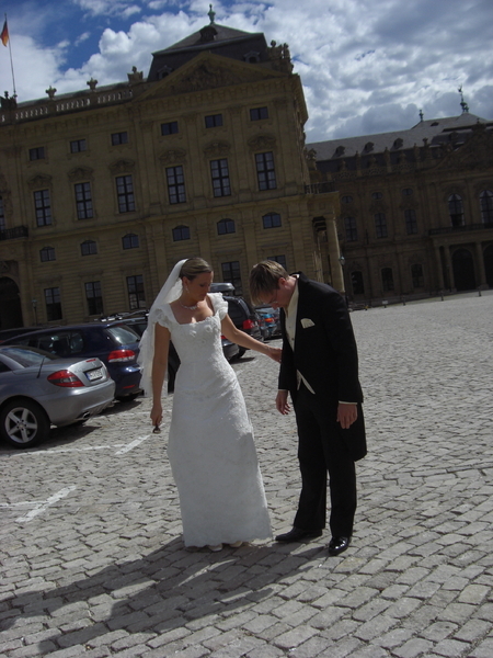 レジデンツ広場にて・結婚記念写真撮影のために庭園に向かうカップルに遭遇　（筆者撮影）