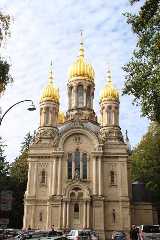 文化的生活の中核をなす教会のひとつ・ネロベルク頂上に聳え立つロシア正教教会（筆者撮影）