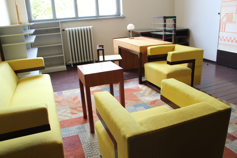 ワイマール校内に再現された学長グロピウスの部屋　バウハウス様式の基本色、赤、ブルー、黄色、白が用いられている(c)norikospitznagel