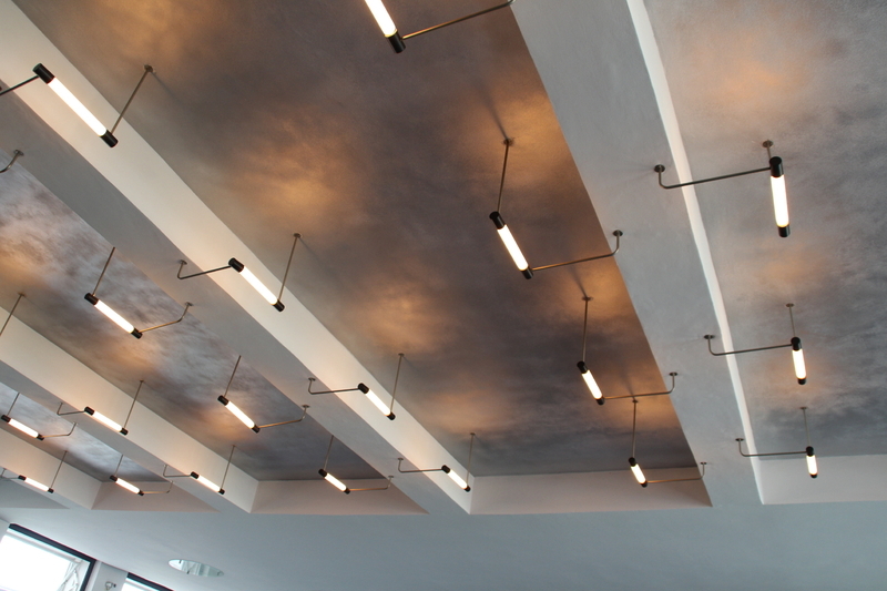 デッサウ校の講堂の天井照明は、ワイマール校とデッサウ校で学んだマックス・クライエフスキーがデザインした（c)norikospitznagel