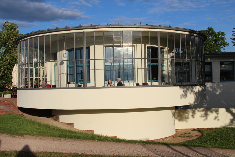 デッサウ・カール・フィーガー(バウハウス建築教師）が設計したエルベ川沿いのモダンなレストラン「コルンハウス」外観（c)norikospitznagel