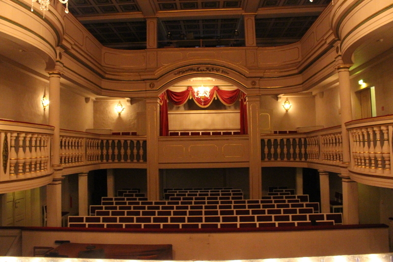 舞台側から客席の眺め。劇場内を見学するだけでも訪問する価値のある歴史的建造物だ