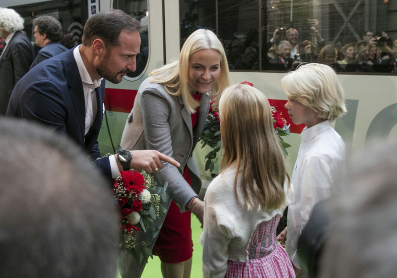 フランクフルト中央駅に到着したノルウェーのホーコン王太子とメッテ・マリット妃（ｃ）Frankfurter Buchmesse