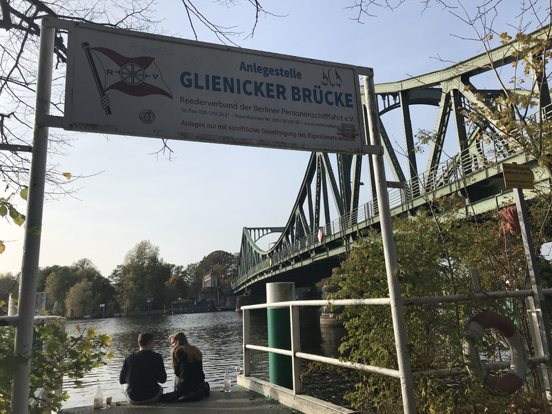 ハーフェル川にかかるグリーニッケ橋（右）・ベルリン側より撮影。東西ドイツを分断した橋は、かつてアメリカとソ連間のスパイ交換の場としたことからスパイ橋とも言われる。現在はポツダムとベルリンを繋ぐ観光スポットとして人気。住民にとっても憩いの場で平和そのものの光景だ
